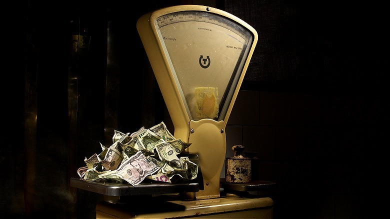 Scale weighing money