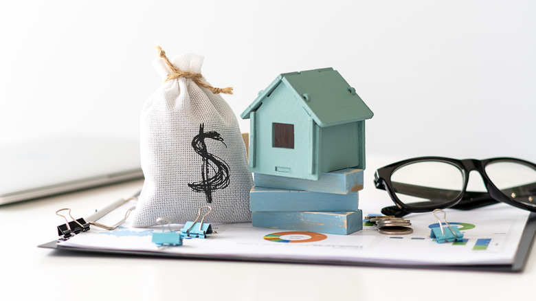 A house, money and rate of interest
