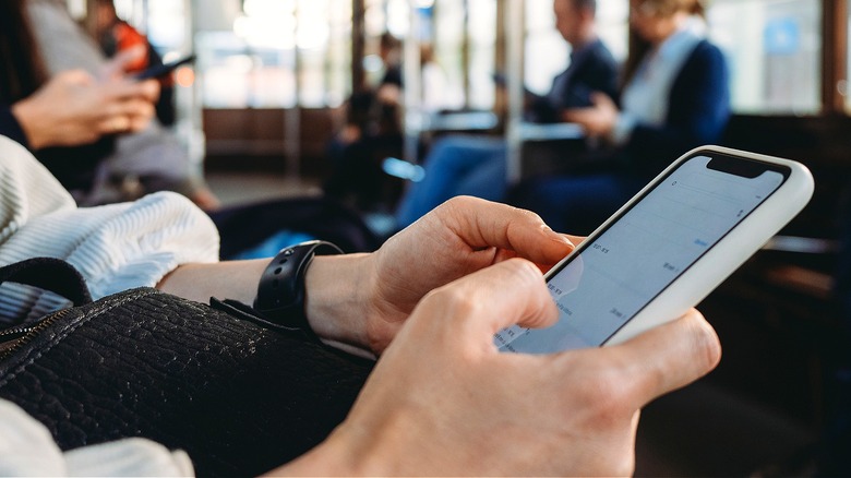 Row on bus using smartphones