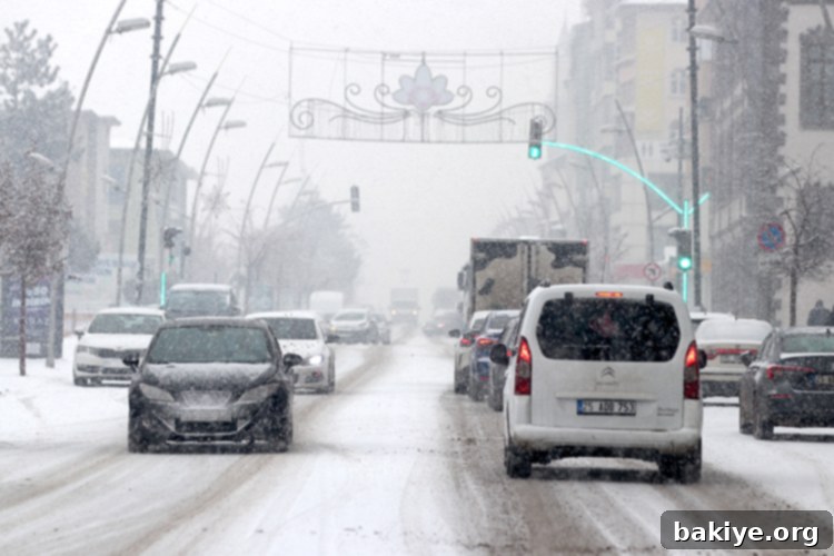 Doğu Anadolu'da Kar ve Soğuk Etkisini Sürdürüyor 2 Erzurum'da yoğun kar yağışı altında tarihi bir cadde ve karla kaplı binalar